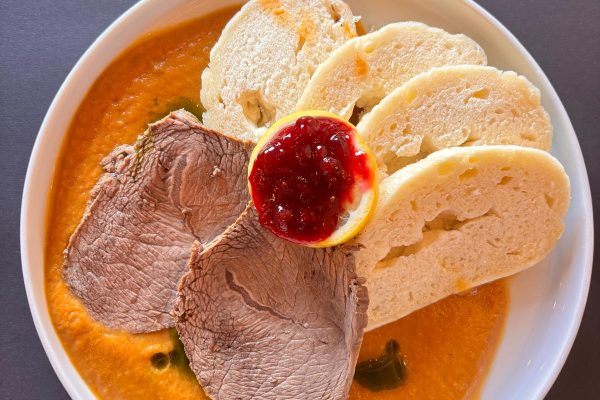 Hovädzia sviečková na smotane s domácou parenou knedlou MENU