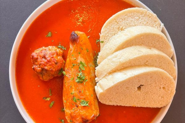Plnená paprika v paradajkovej omáčke s domácou knedlou Plnená paprika v paradajkovej omáčke s domácou knedlou