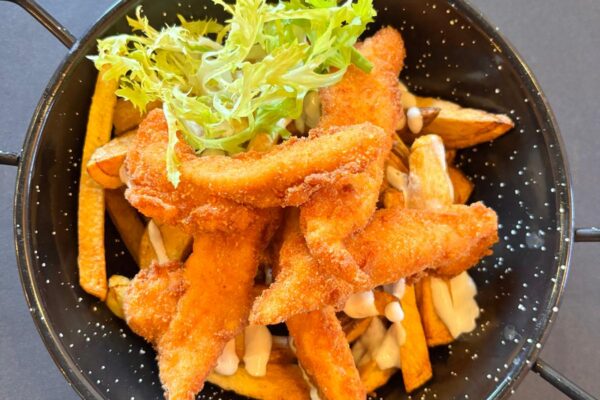 Kuracie stripsy v parmezánovej strúhanke, domáce hranolky, cesnakový dip