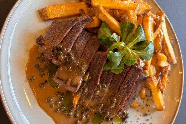 Flank steak s domácimi hranolkami preliaty demi glace omáčkou_